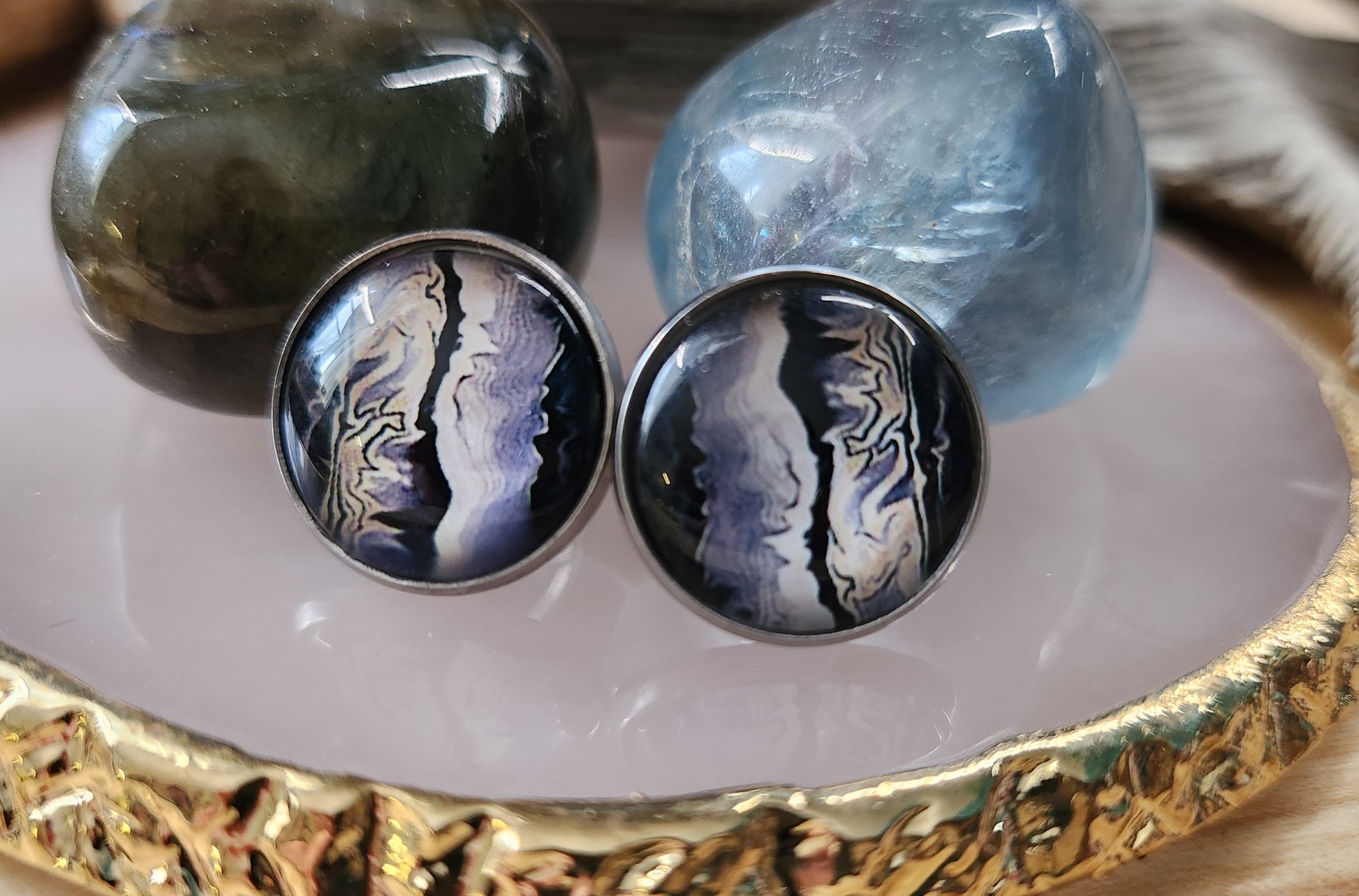 Clous d'oreilles motifs abstraits grandeurs 14mm en acier inoxydable, donc hypoallergéniques.