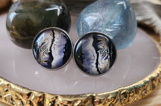 Clous d'oreilles motifs abstraits grandeurs 14mm en acier inoxydable, donc hypoallergéniques.