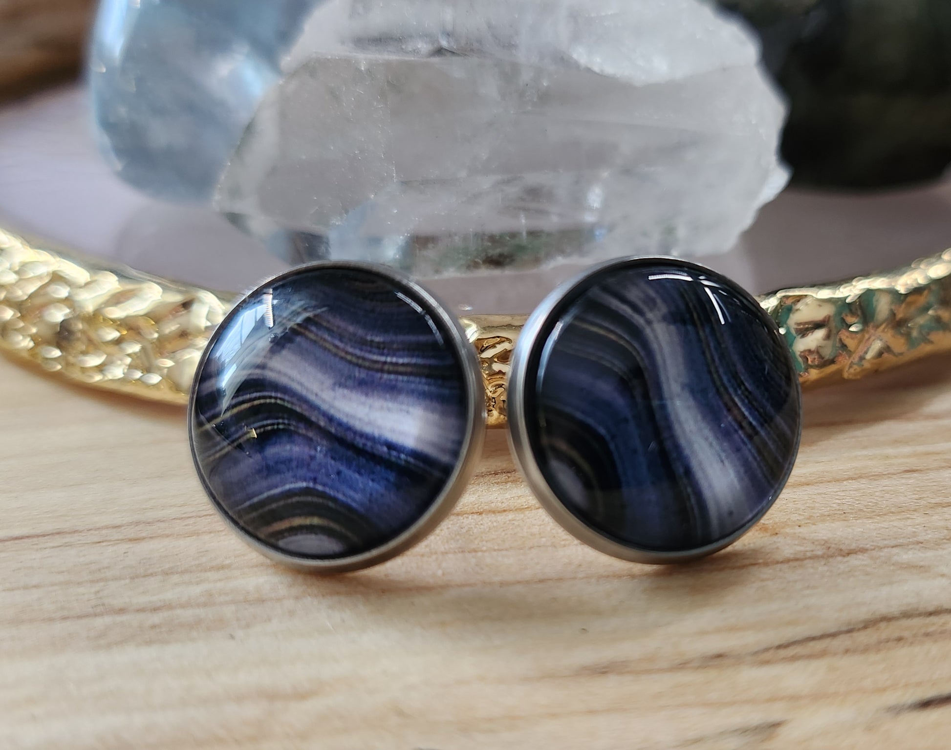 Clous d'oreilles motifs abstraits grandeurs 14mm en acier inoxydable, donc hypoallergéniques.