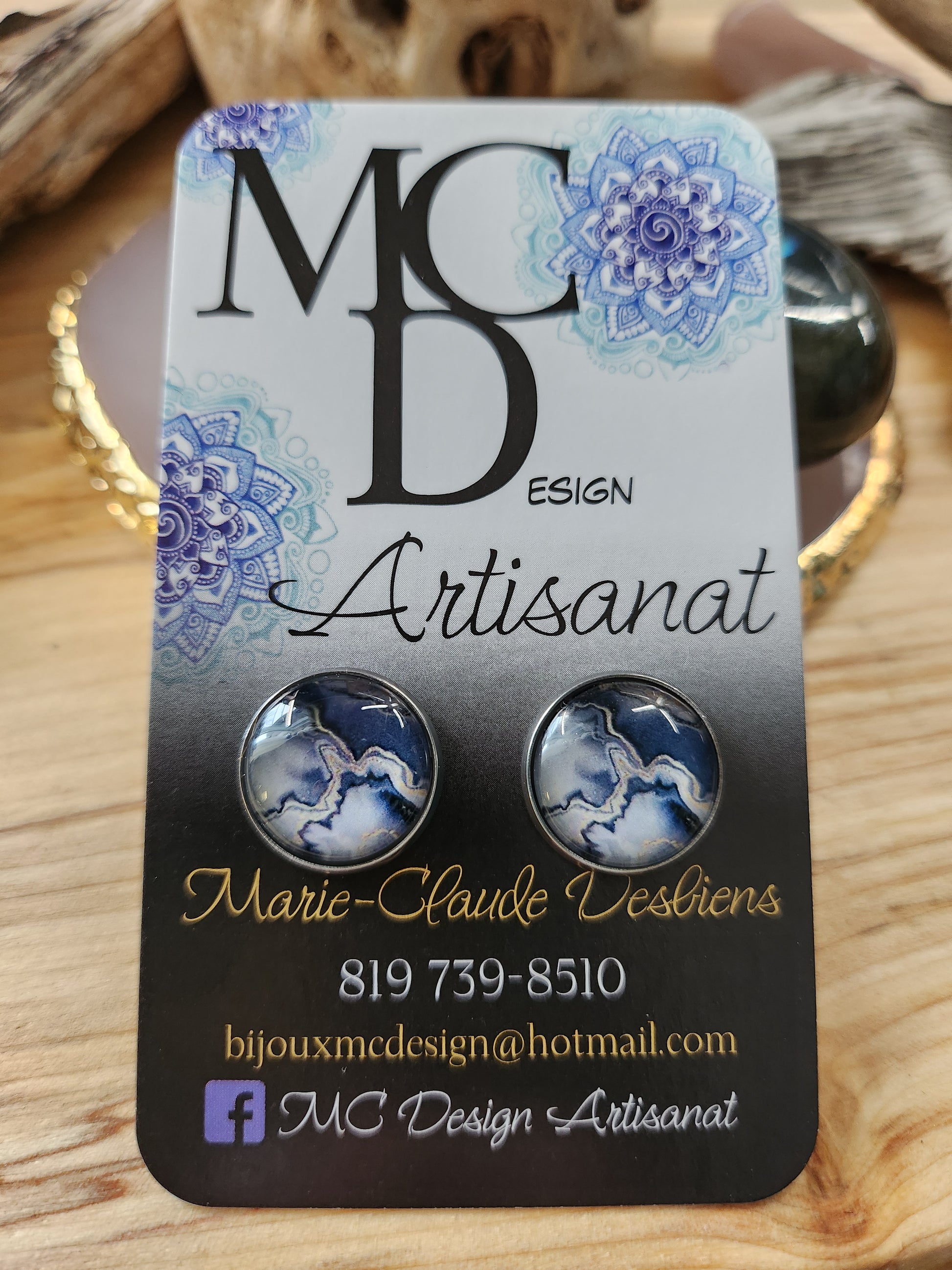 Clous d'oreilles motifs abstraits grandeurs 14mm en acier inoxydable, donc hypoallergéniques.