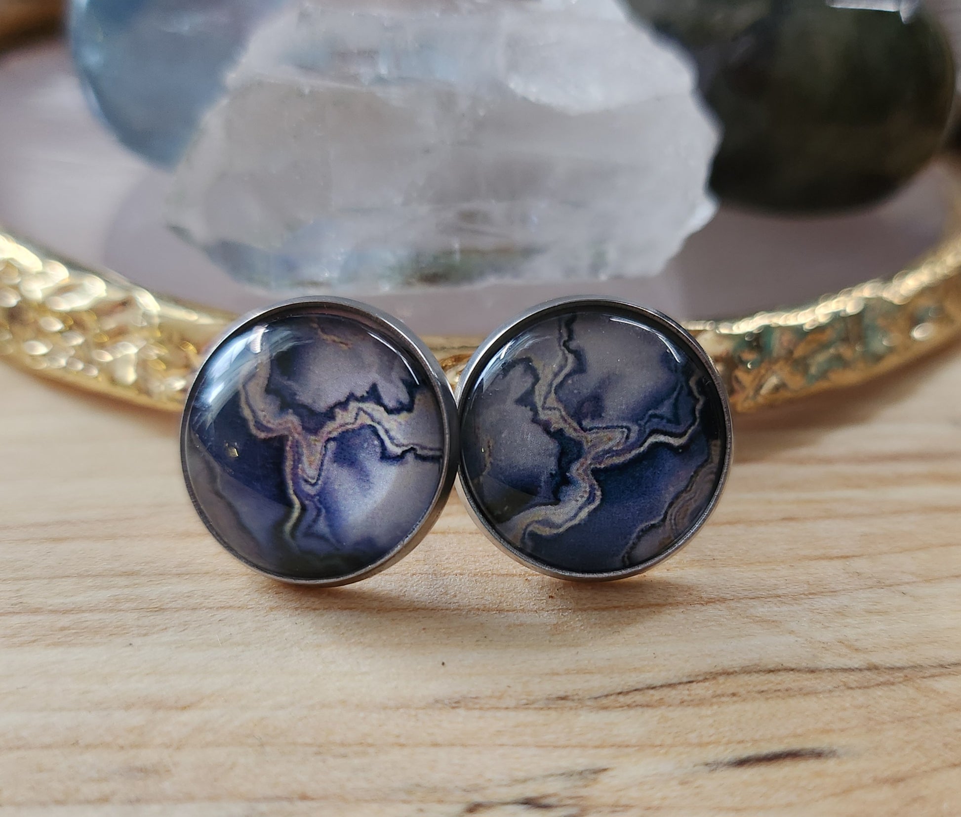 Clous d'oreilles motifs abstraits grandeurs 14mm en acier inoxydable, donc hypoallergéniques.