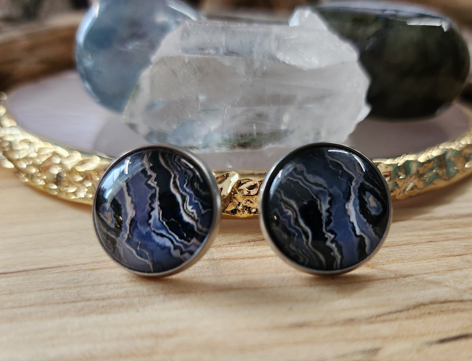 Clous d'oreilles motifs abstraits grandeurs 14mm en acier inoxydable, donc hypoallergéniques.