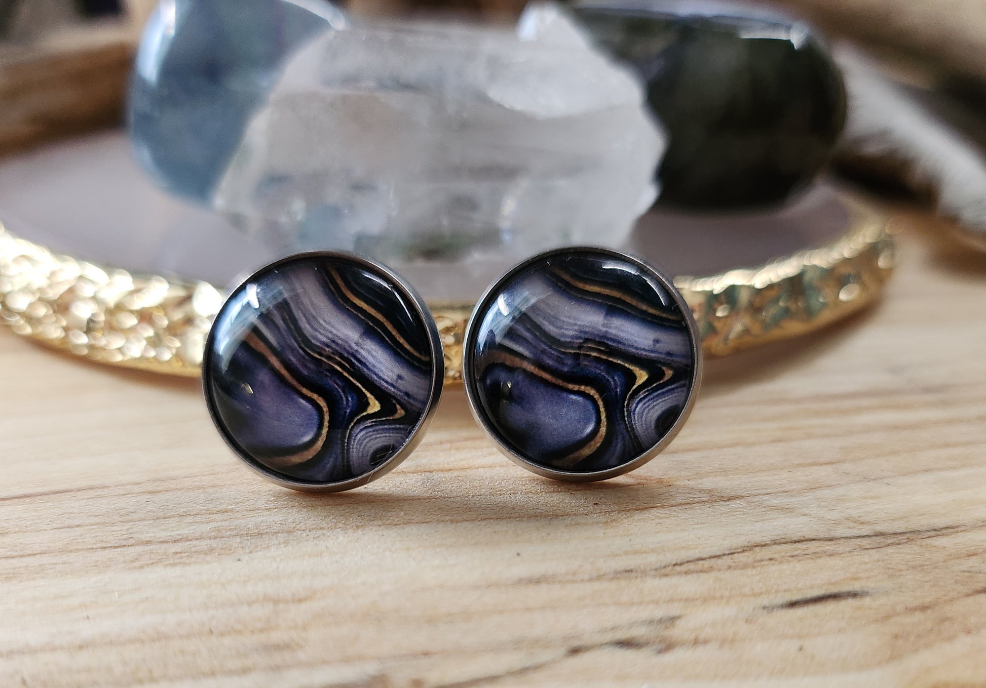 Clous d'oreilles motifs abstraits grandeurs 14mm en acier inoxydable, donc hypoallergéniques.