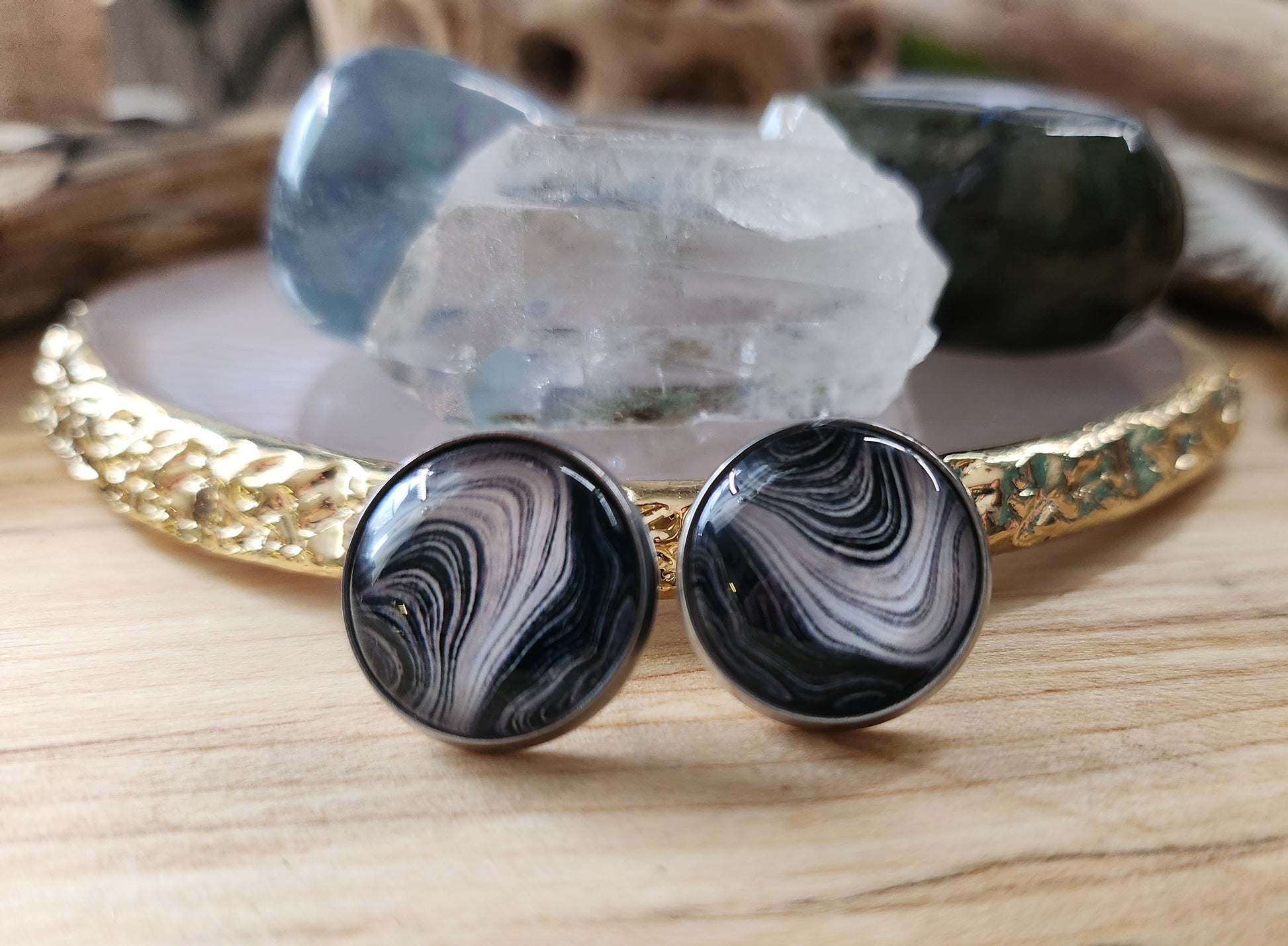 Clous d'oreilles motifs abstraits grandeurs 14mm en acier inoxydable, donc hypoallergéniques.
