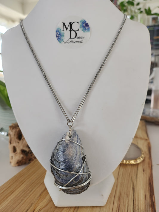 Collier avec coquillage des Îles-de-la-Madeleine