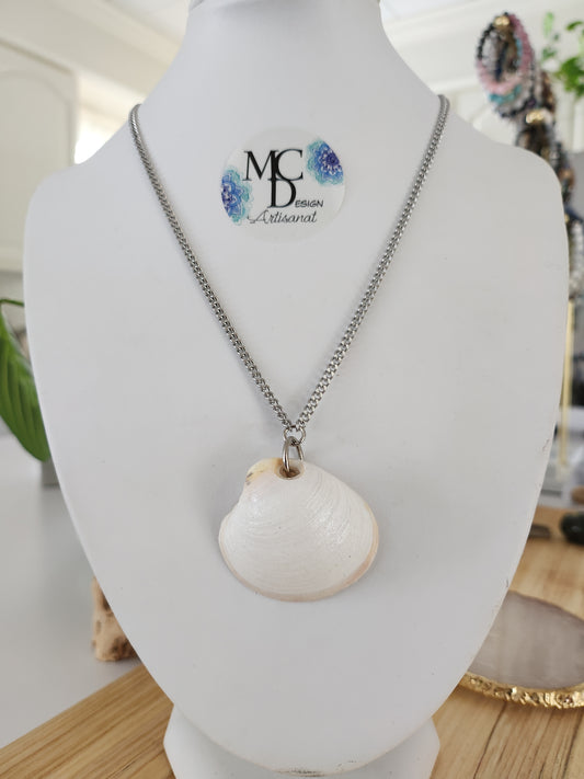 Collier avec pendentif en coquillage des Îles-de-la-Madeleine