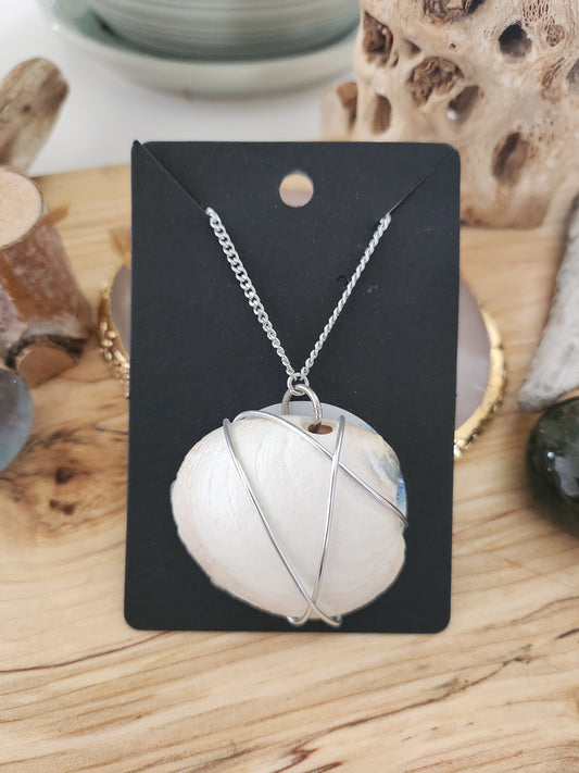 Collier avec coquillage des Îles-de-la-Madeleine