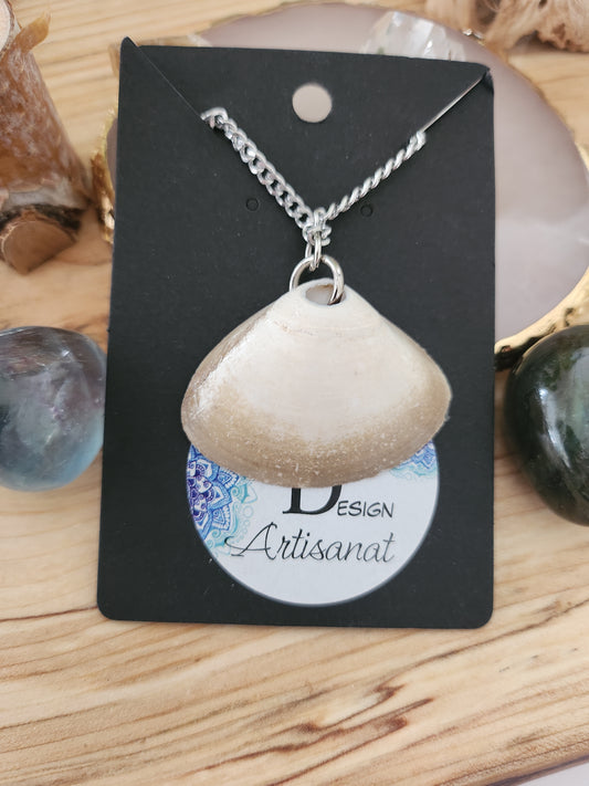 Collier avec coquillage des Îles-de-la-Madeleine