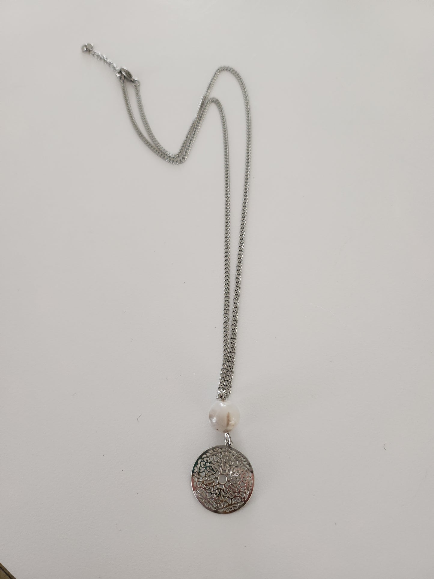 Collier mi-long Agate blanche et mandala