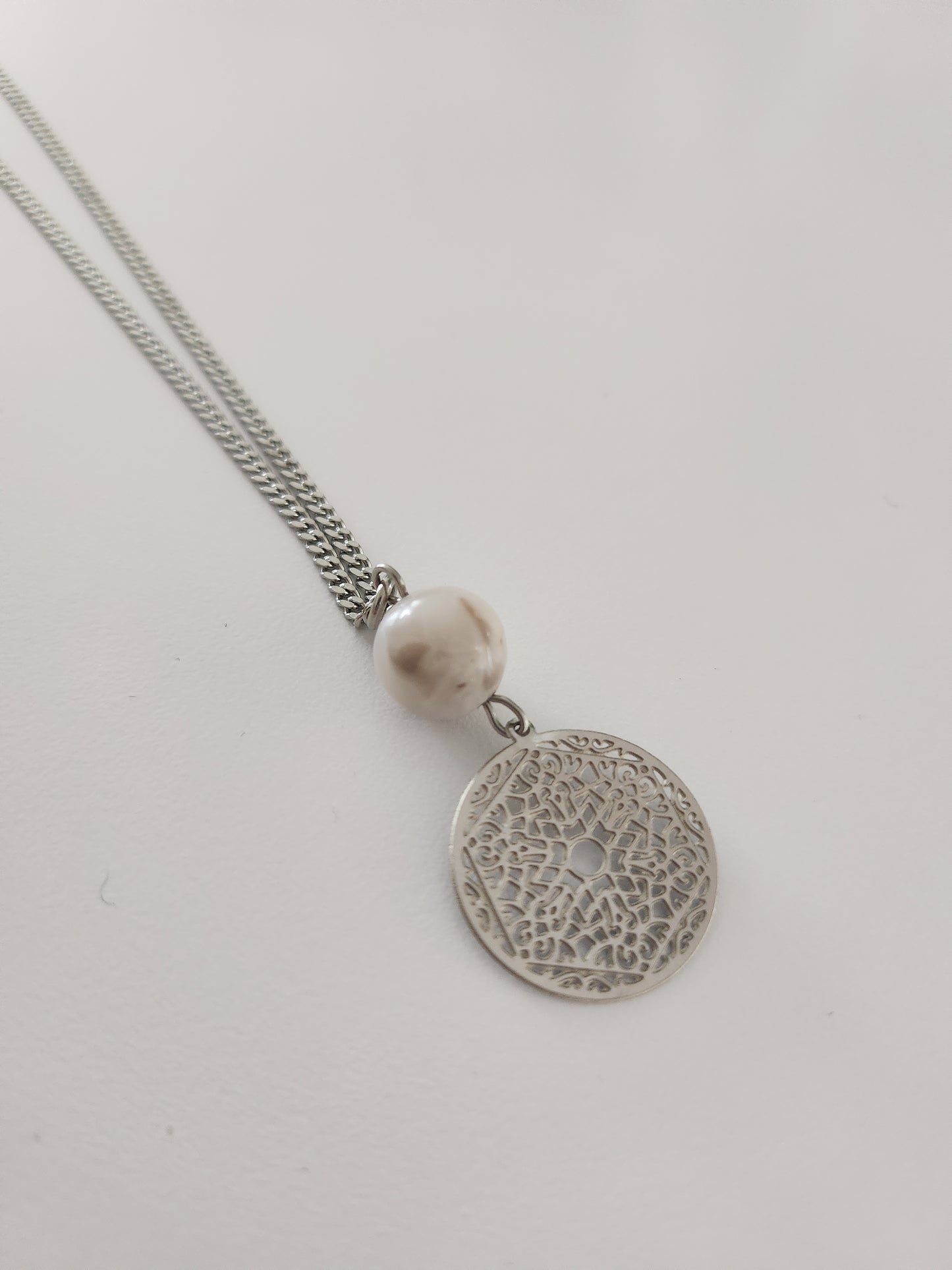 Collier mi-long Agate blanche et mandala