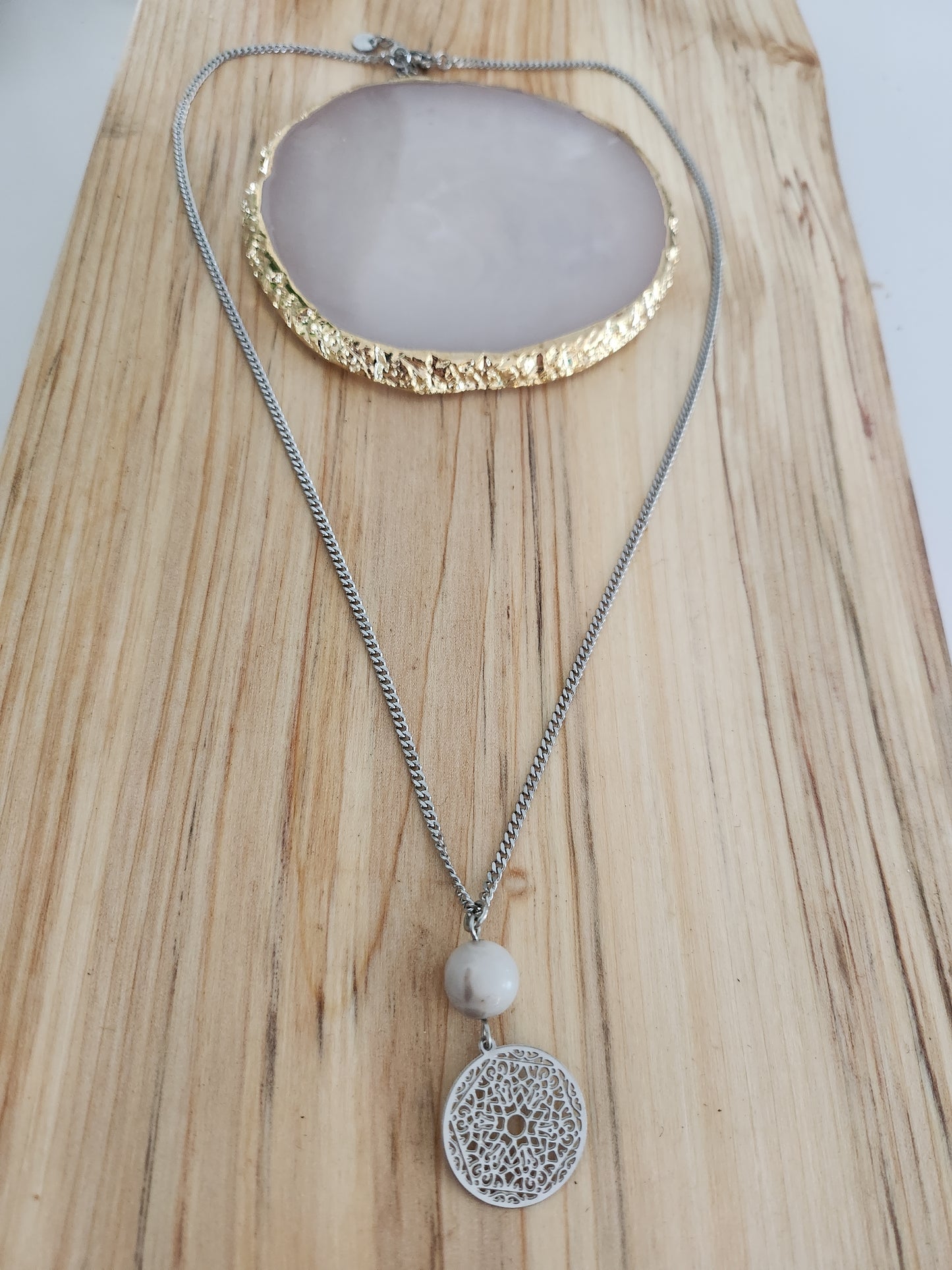 Collier mi-long Agate blanche et mandala