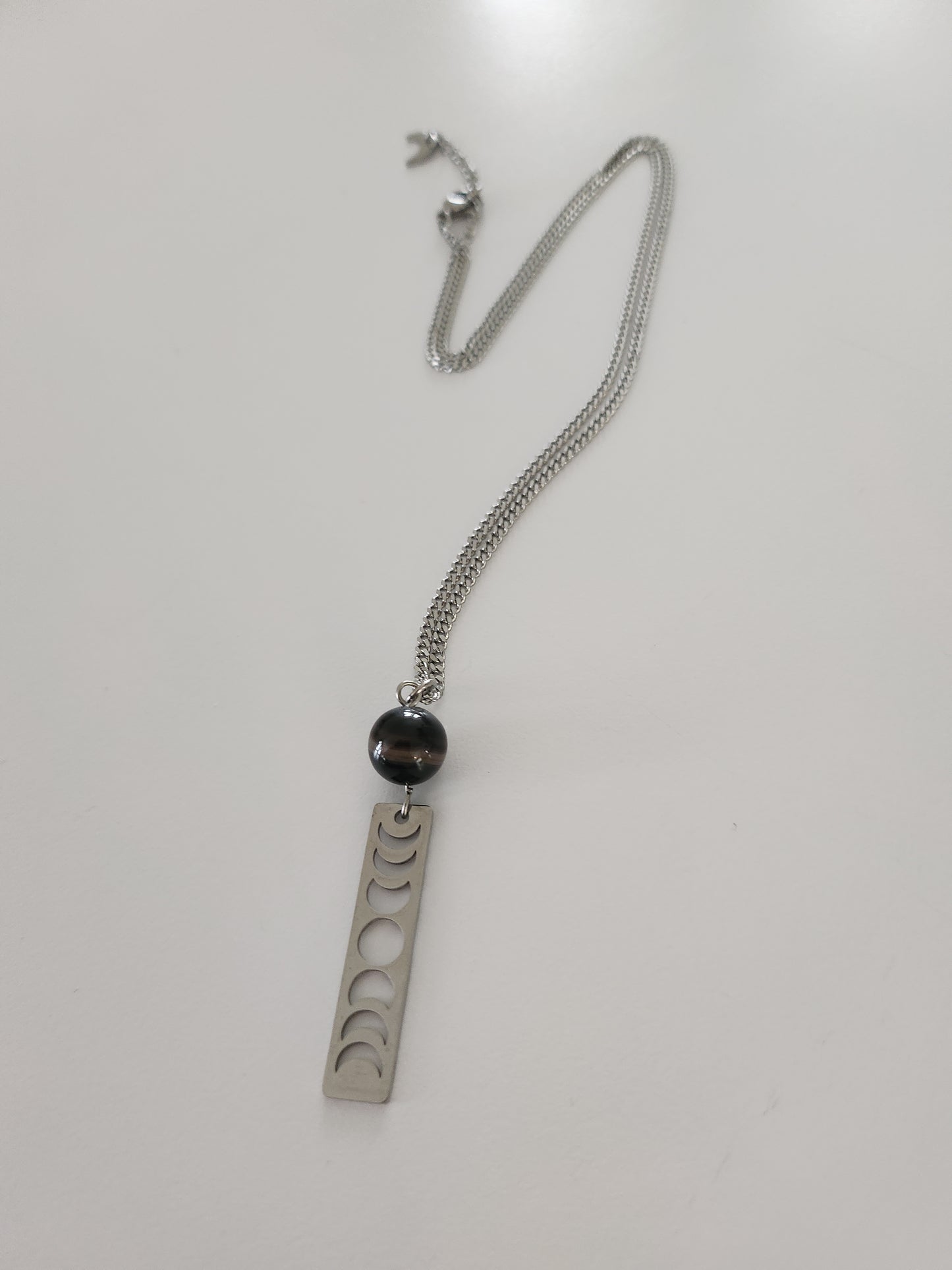 Collier mi-long Agate noire et cycle lunaire