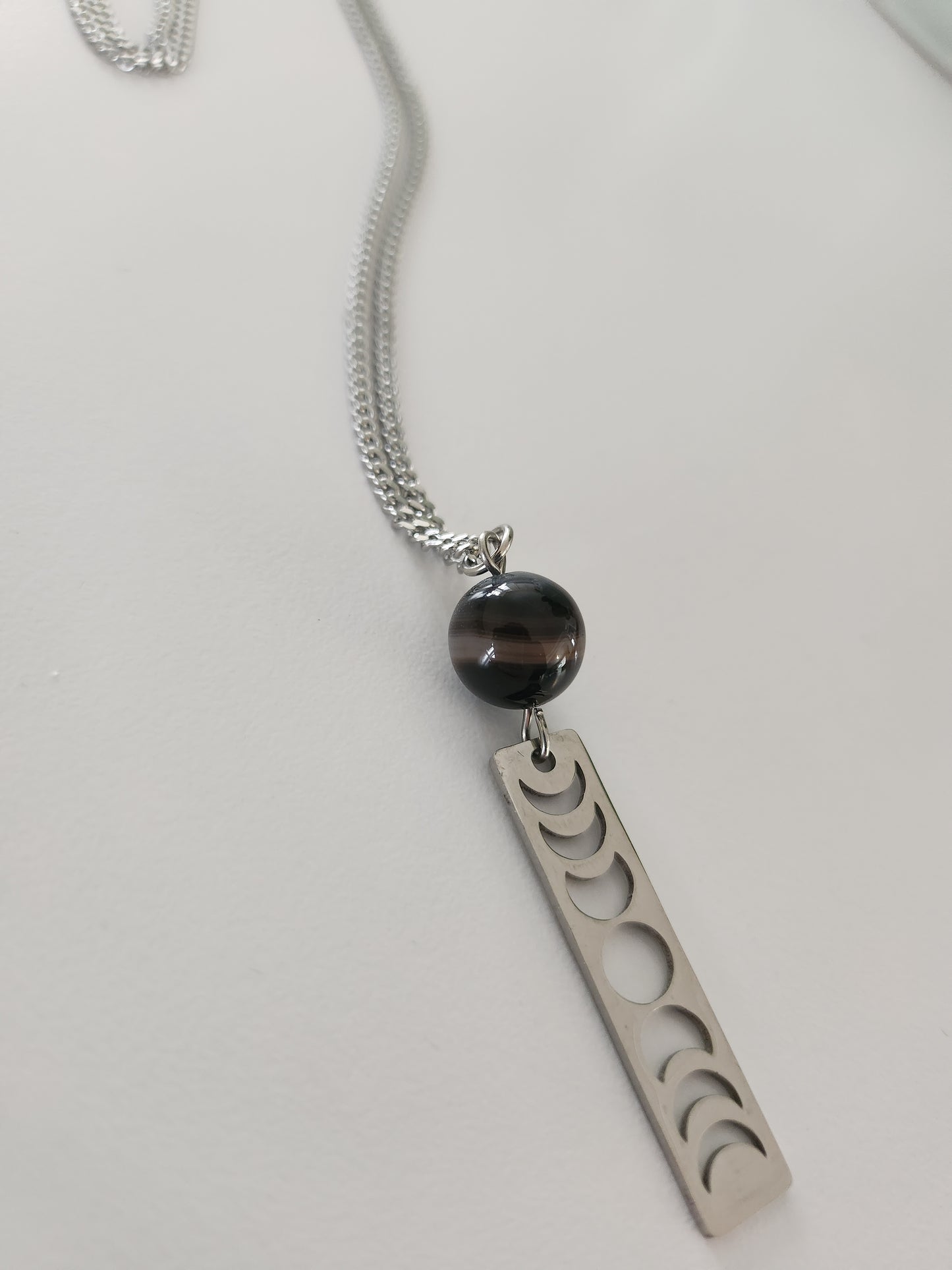 Collier mi-long Agate noire et cycle lunaire