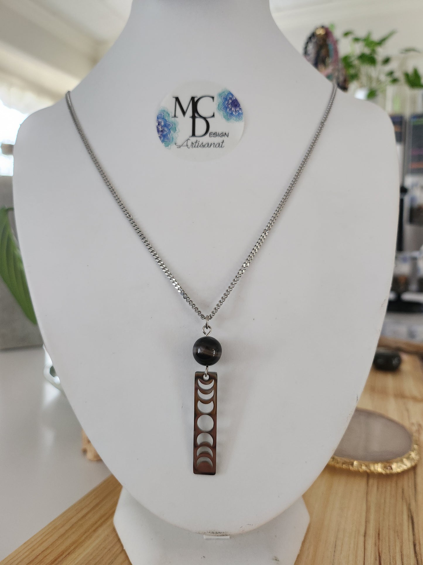 Collier mi-long Agate noire et cycle lunaire