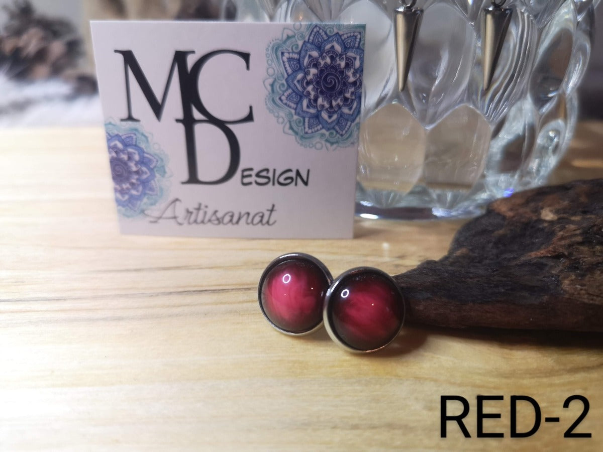 Boucles d'oreilles fais de bois, de résine et acier inoxydable de grandeur 12mm de couleur rouge, disponible en version clous d'oreilles, style dormeuse et en version pendante avec breloque en inox.