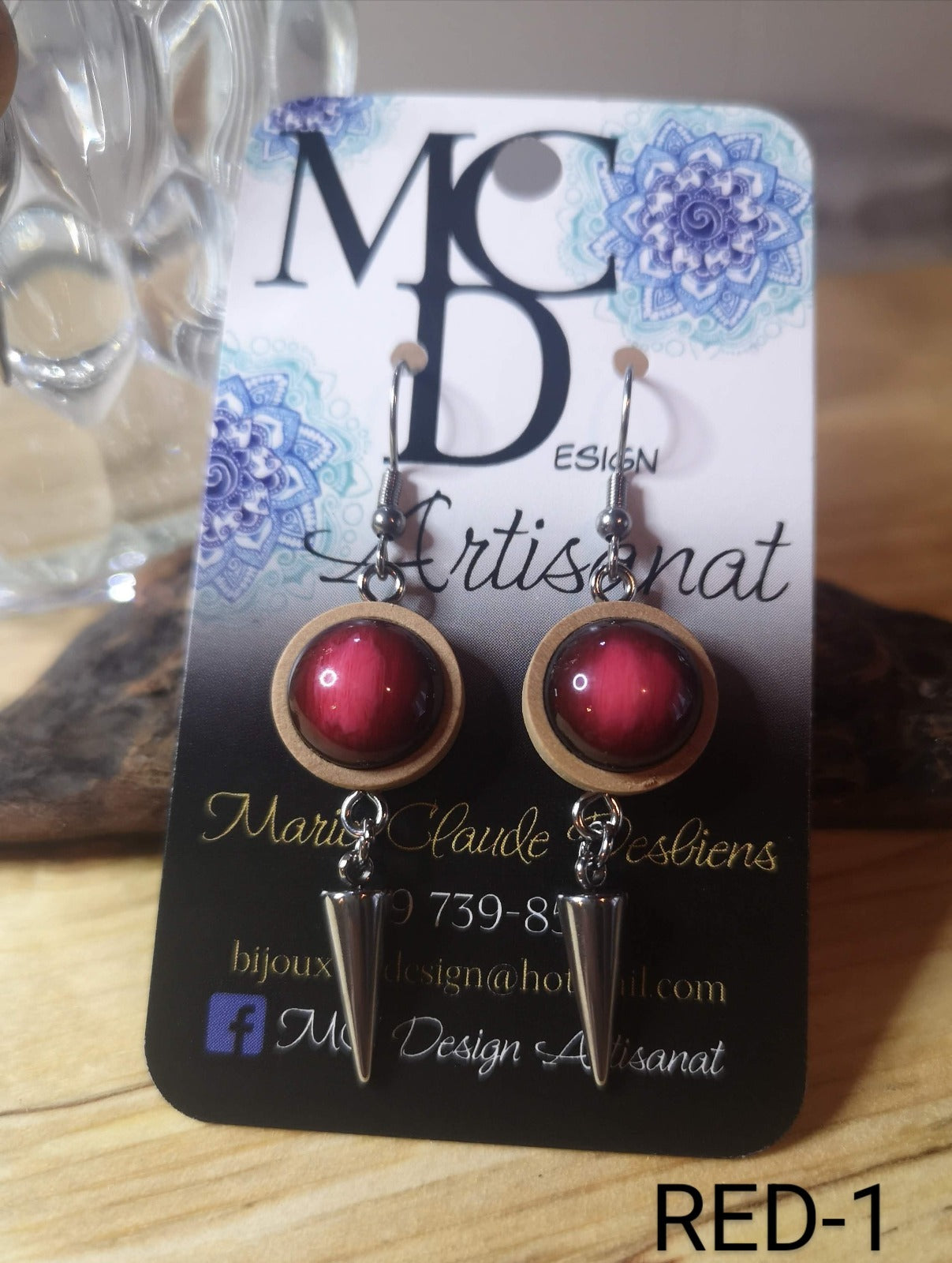 Boucles d'oreilles fais de bois, de résine et acier inoxydable de grandeur 12mm de couleur rouge, disponible en version clous d'oreilles, style dormeuse et en version pendante avec breloque en inox.