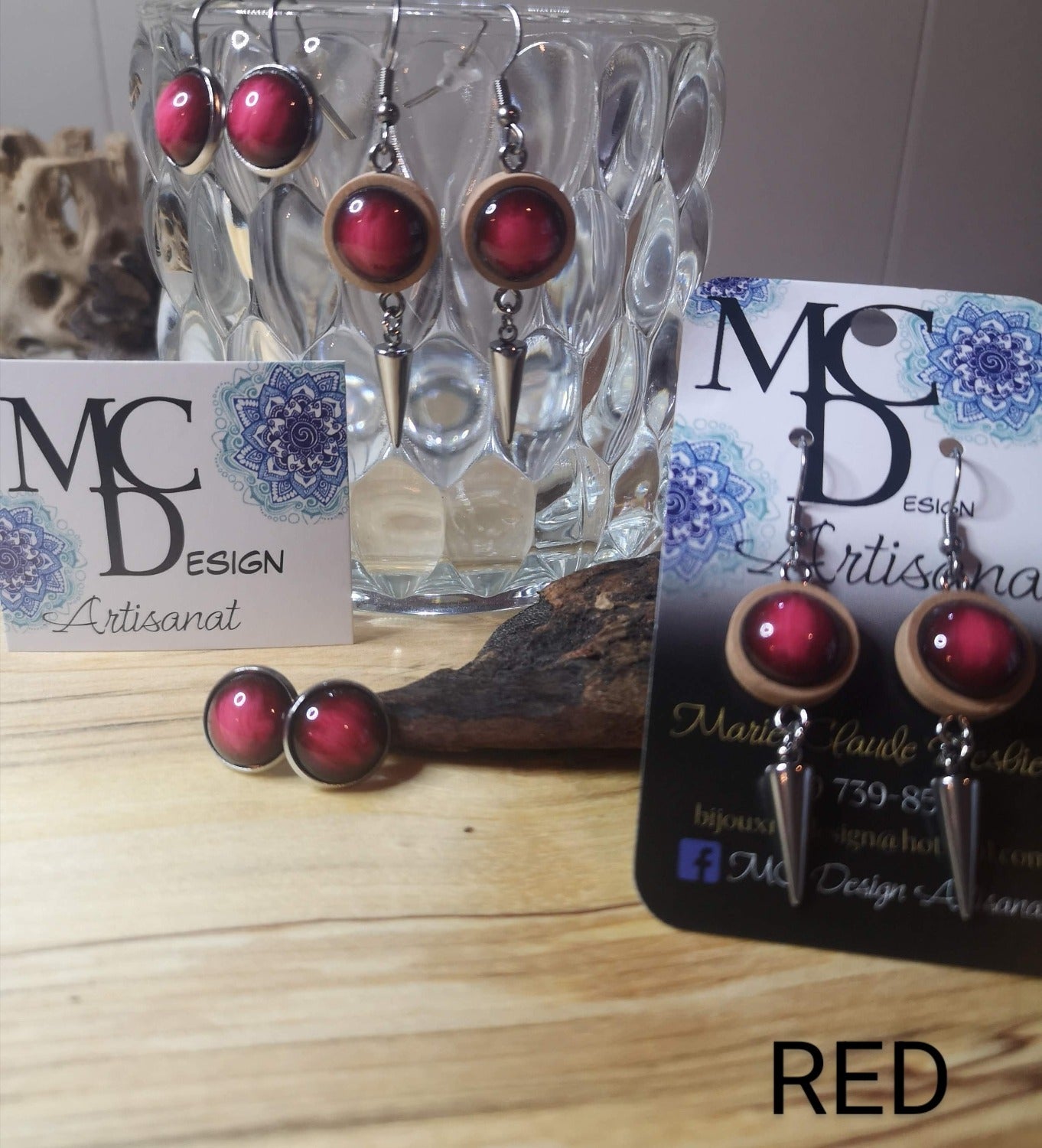 Boucles d'oreilles fais de bois, de résine et acier inoxydable de grandeur 12mm de couleur rouge, disponible en version clous d'oreilles, style dormeuse et en version pendante avec breloque en inox.