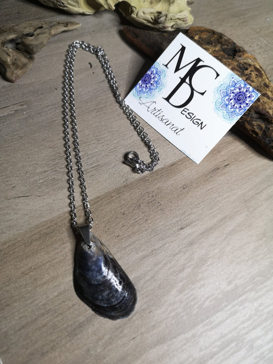 Collier avec pendentif en coquillage des Îles-de-la-Madeleine