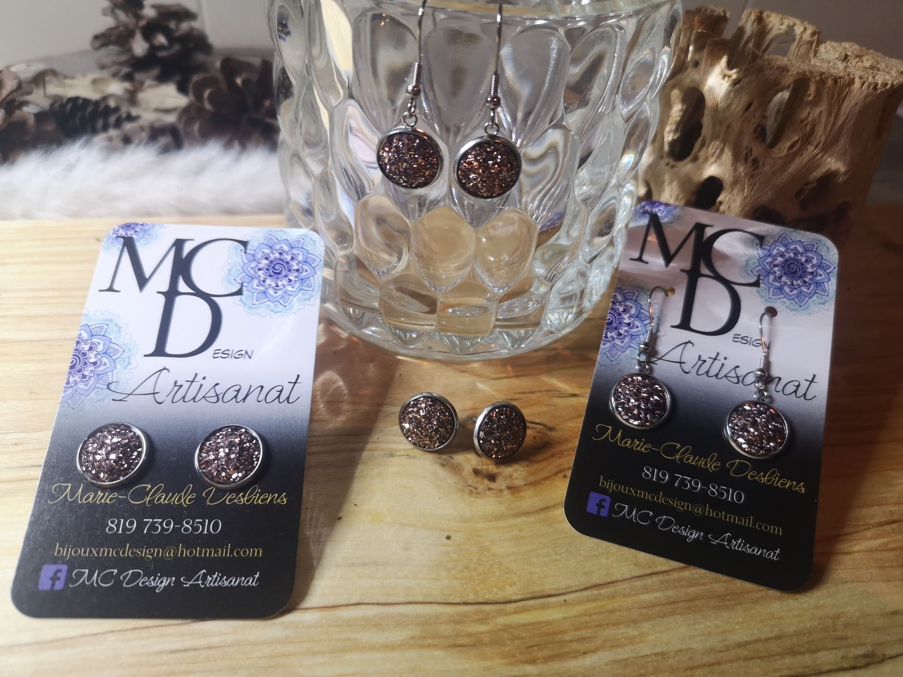 Boucles d'oreilles scintillantes, fait de résine de grandeur 12mm en acier inoxydable, donc hypoallergéniques. Elles sont disponible en deux format : clous d'oreilles et version boucles pendantes. Allez!!  Brillez !!! 