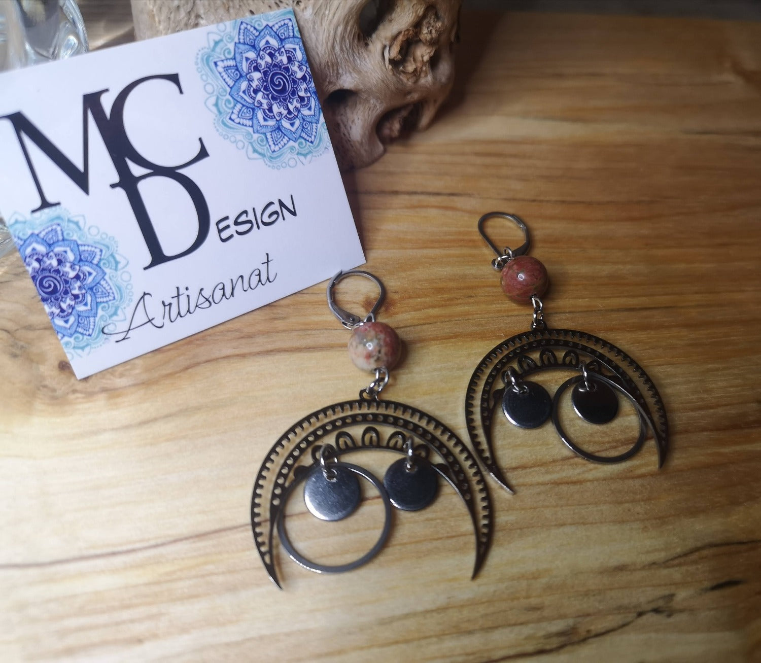 Faites tourner les têtes avec cette magnifique paire de boucles d’oreilles en acier inoxydable. Elle est unique!   Avec insertion de pierre d'Unakite 8mm 