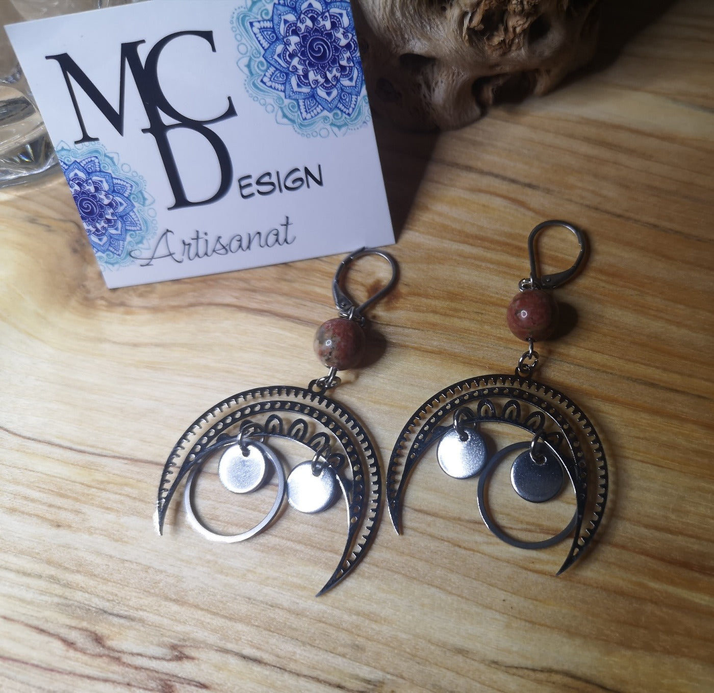 Faites tourner les têtes avec cette magnifique paire de boucles d’oreilles en acier inoxydable. Elle est unique!   Avec insertion de pierre d'Unakite 8mm 