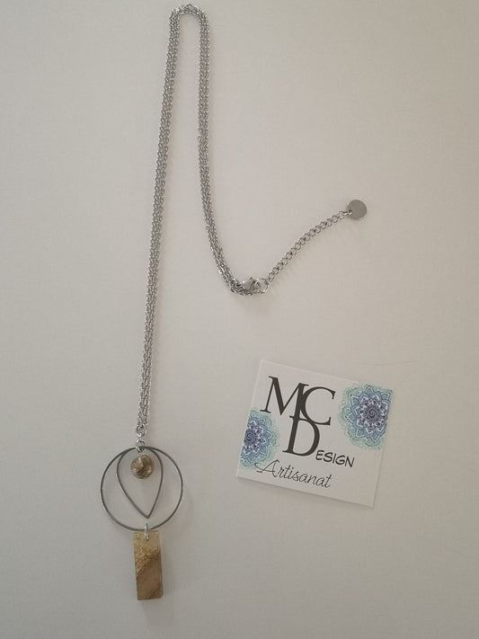 Magnifique collier long, fait avec pendentif de cercle et forme de goutte avec pierre de Jaspe Picasso er breloque carré en bois et résine. Collier très versatile et se porte avec beaucoup de style.