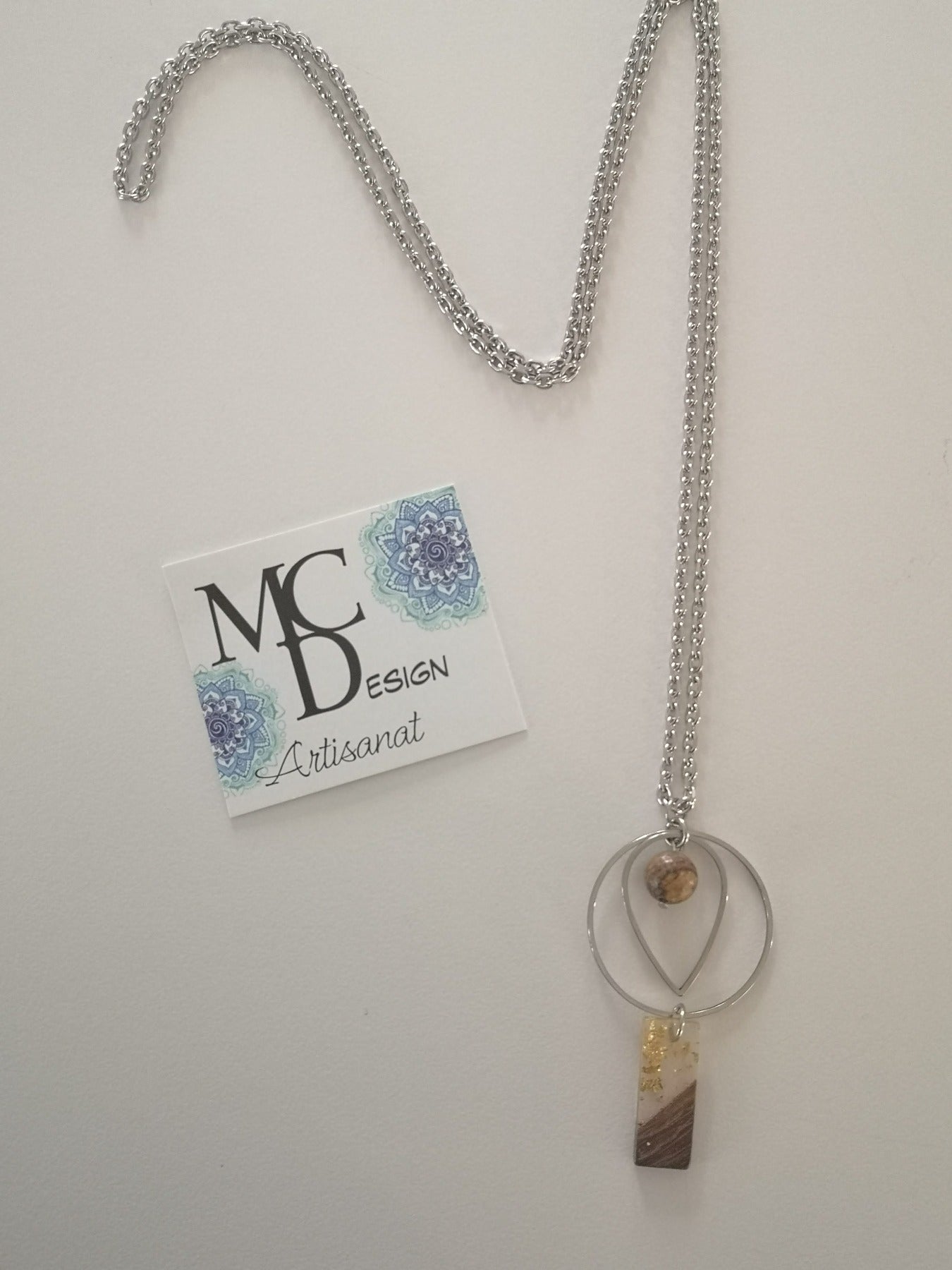 Magnifique collier long, fait avec pendentif de cercle et forme de goutte avec pierre de Jaspe Picasso er breloque carré en bois et résine. Collier très versatile et se porte avec beaucoup de style.