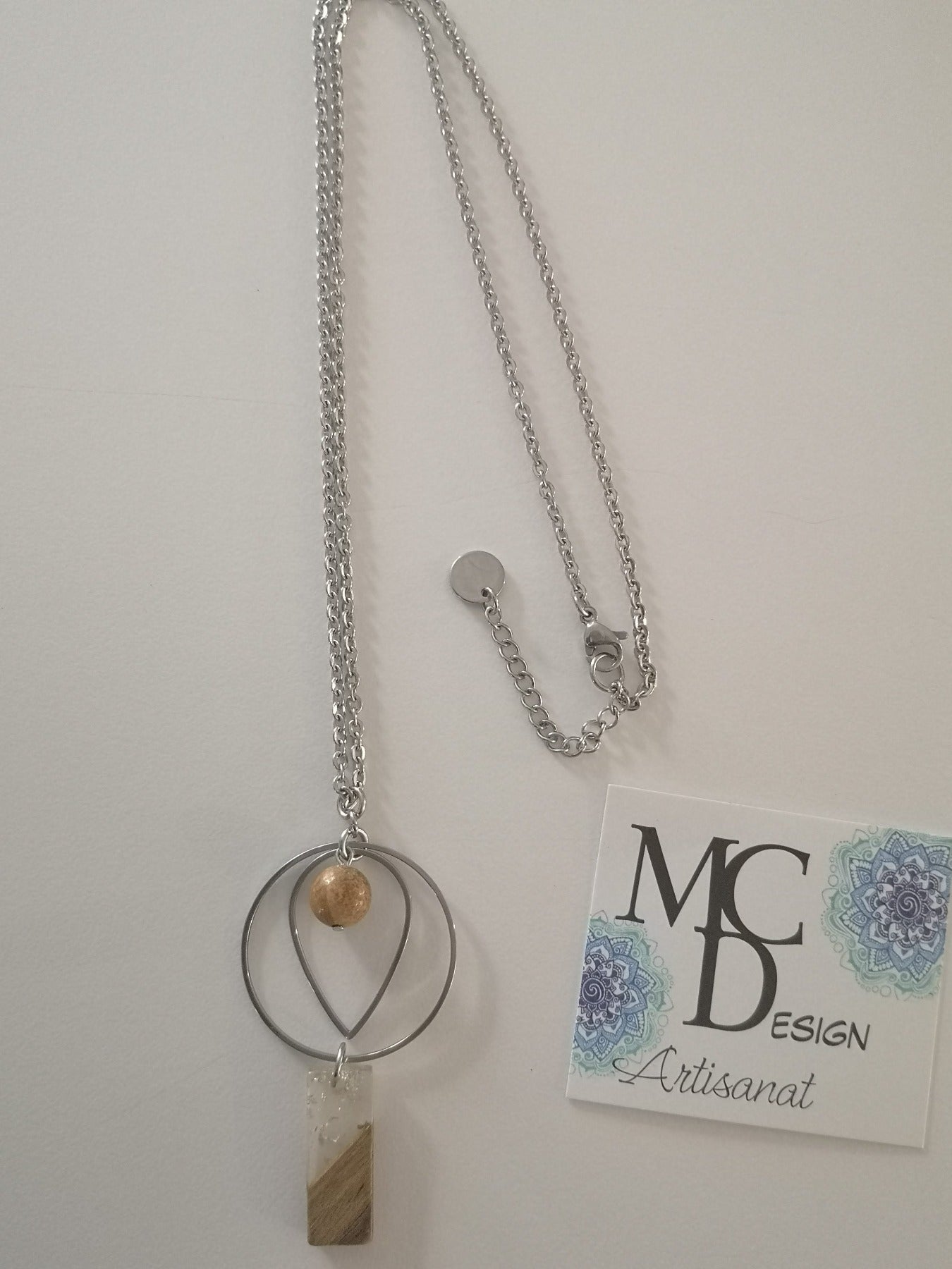 Magnifique collier long, fait avec pendentif de cercle et forme de goutte avec pierre de Jaspe Picasso er breloque carré en bois et résine. Collier très versatile et se porte avec beaucoup de style.