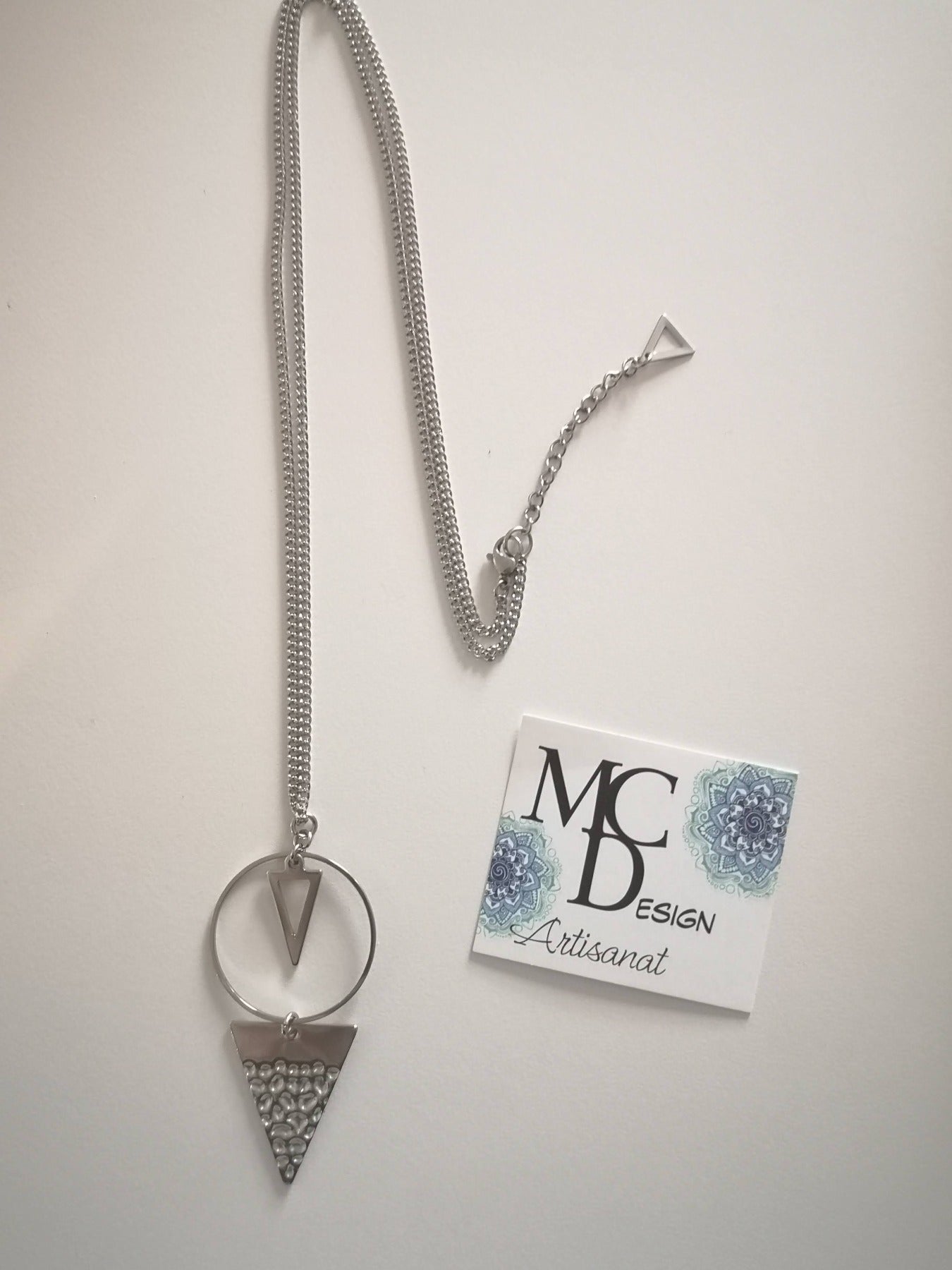 Magnifique collier long, fait avec 2 breloques triangles + un cercle. Collier très versatile et se porte avec beaucoup de style.