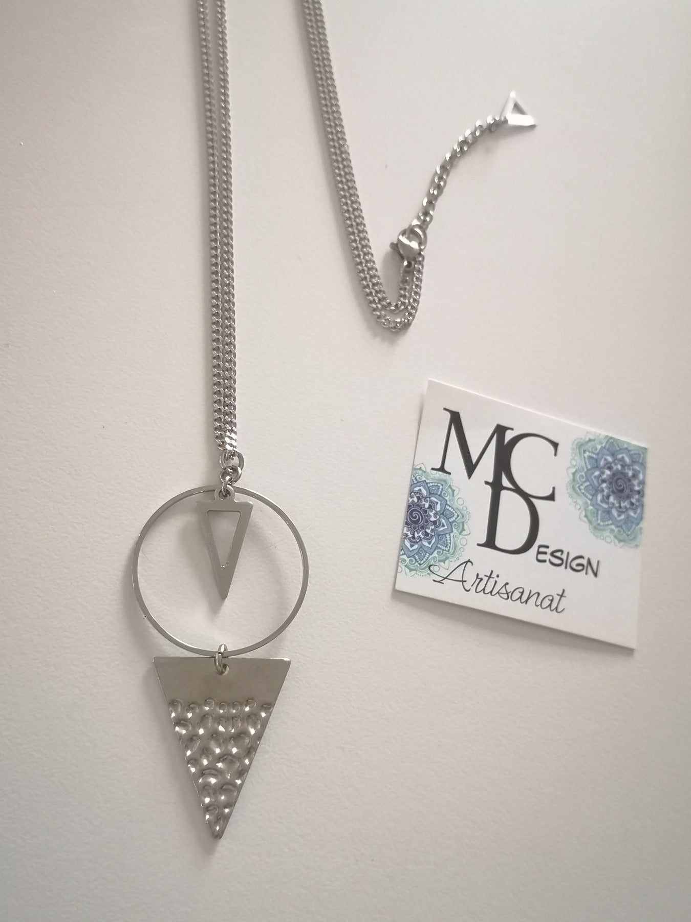 Magnifique collier long, fait avec 2 breloques triangles + un cercle. Collier très versatile et se porte avec beaucoup de style.