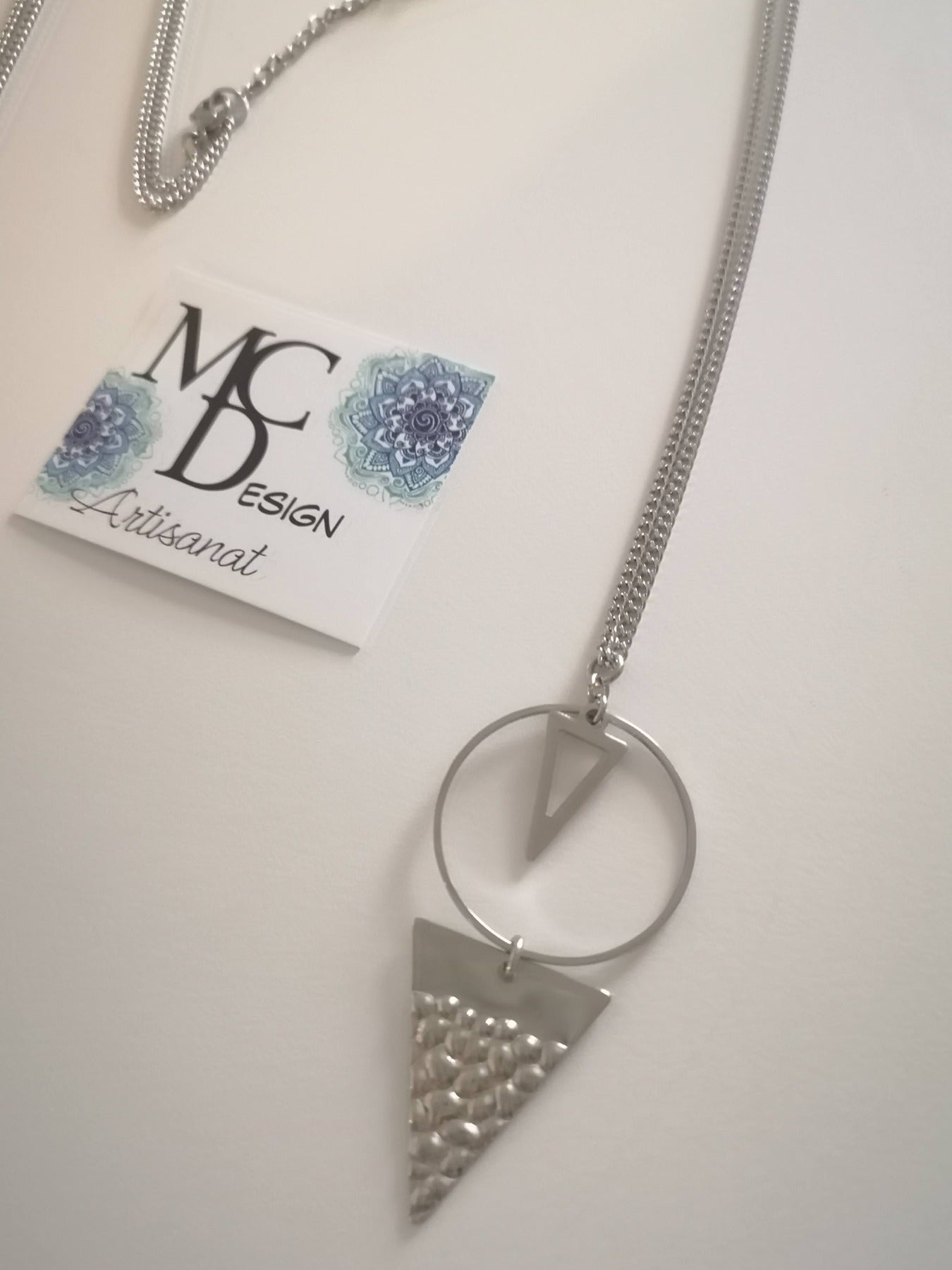 Magnifique collier long, fait avec 2 breloques triangles + un cercle. Collier très versatile et se porte avec beaucoup de style.