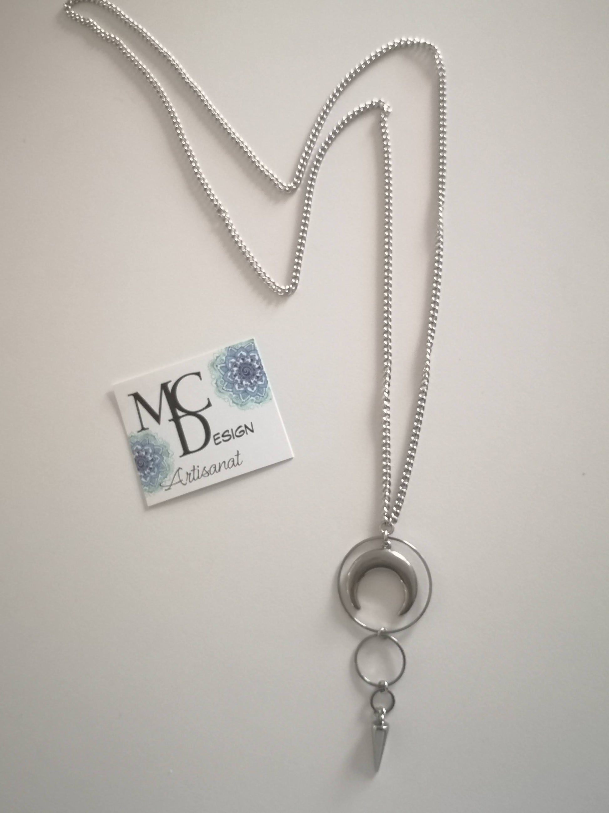 Magnifique collier long, fait avec 1 breloque lune et un trio de cercles. Collier très versatile et se porte avec beaucoup de style.