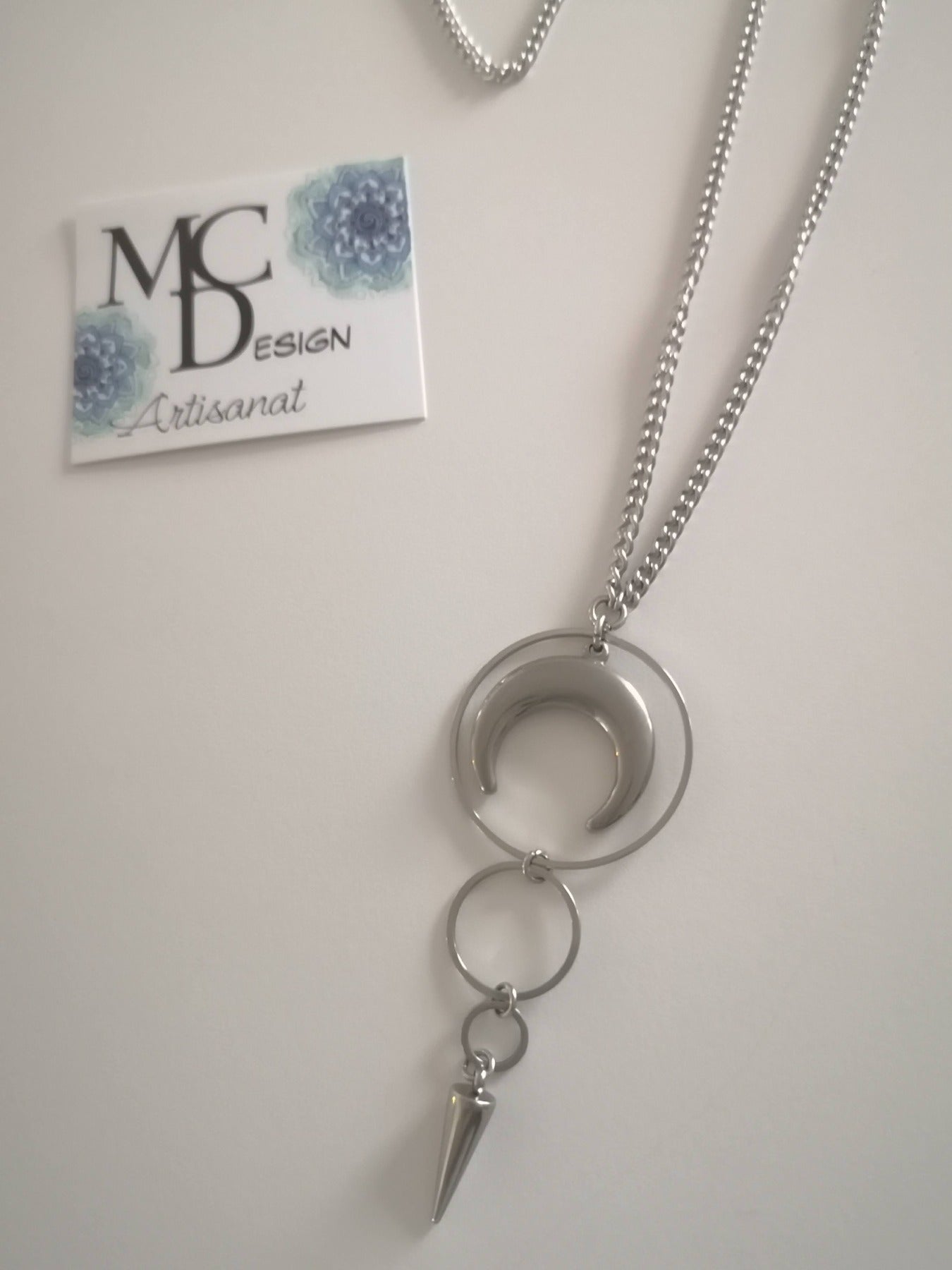 Magnifique collier long, fait avec 1 breloque lune et un trio de cercles. Collier très versatile et se porte avec beaucoup de style.