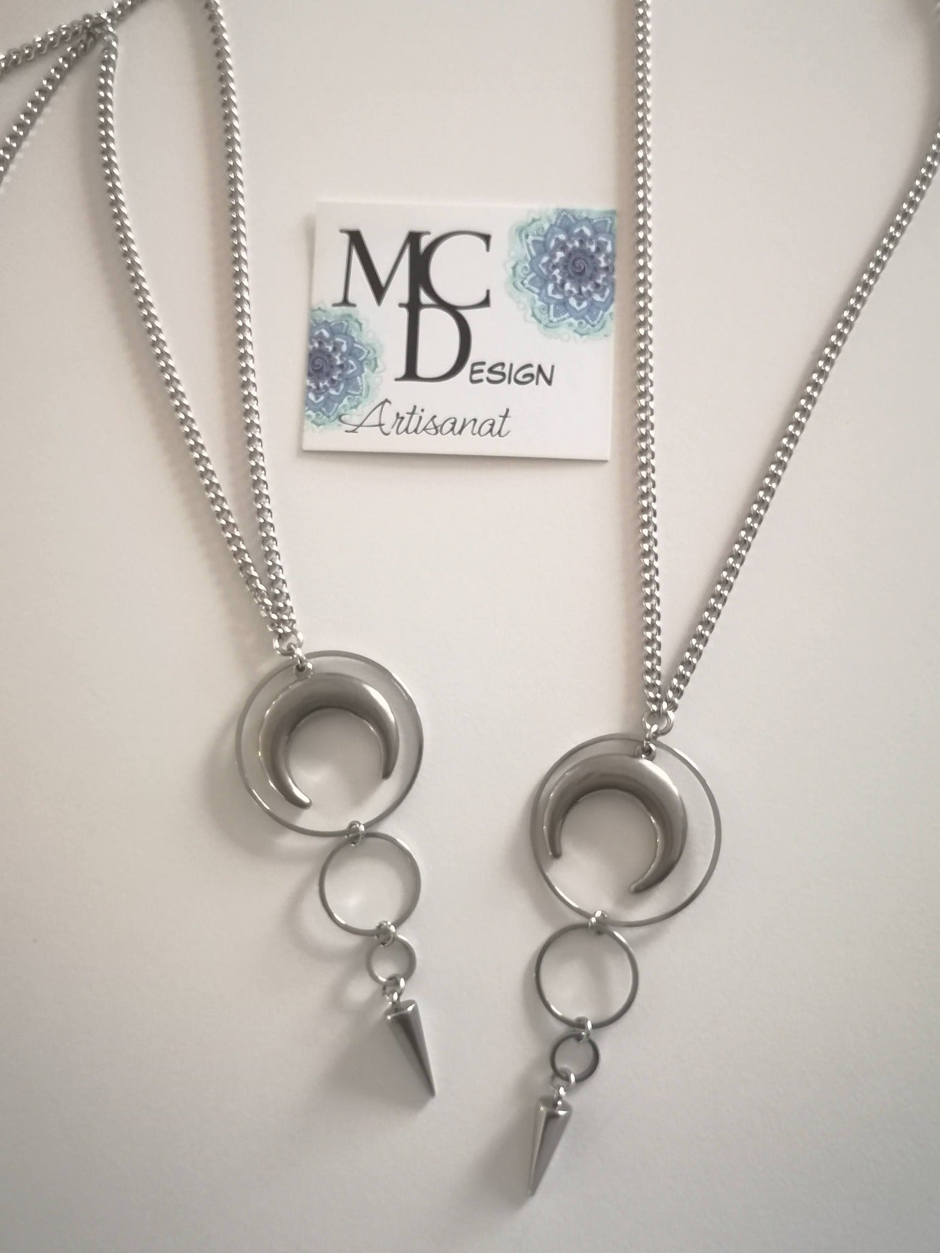Magnifique collier long, fait avec 1 breloque lune et un trio de cercles. Collier très versatile et se porte avec beaucoup de style.