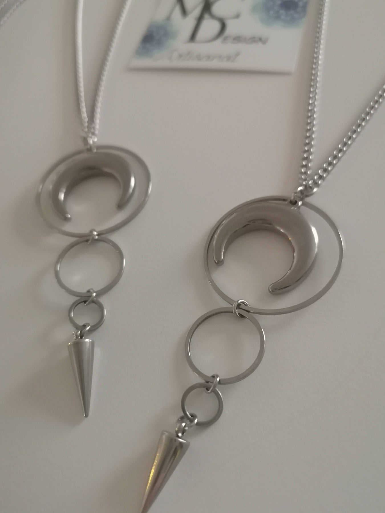 Magnifique collier long, fait avec 1 breloque lune et un trio de cercles. Collier très versatile et se porte avec beaucoup de style.