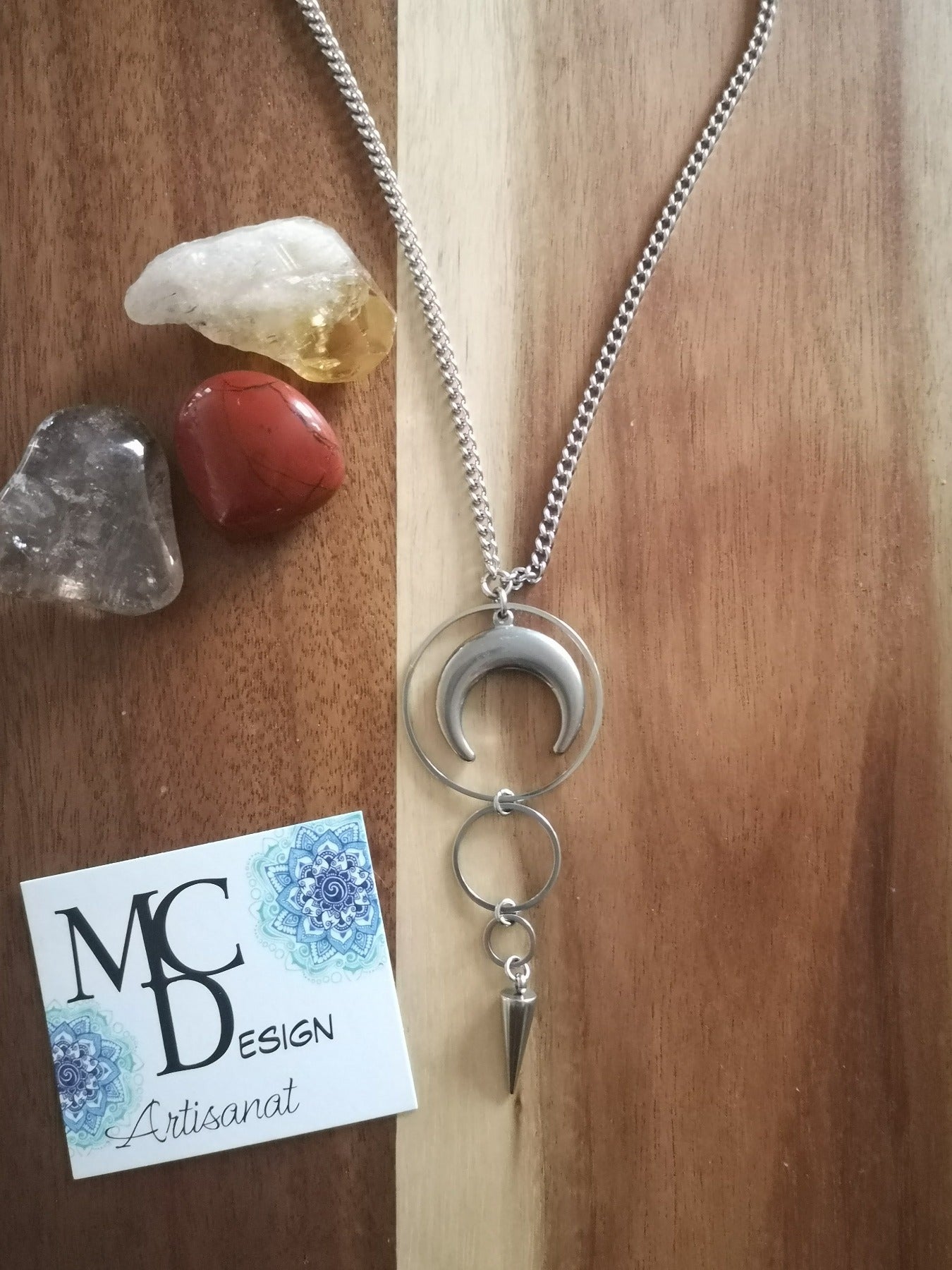 Magnifique collier long, fait avec 1 breloque lune et un trio de cercles. Collier très versatile et se porte avec beaucoup de style.