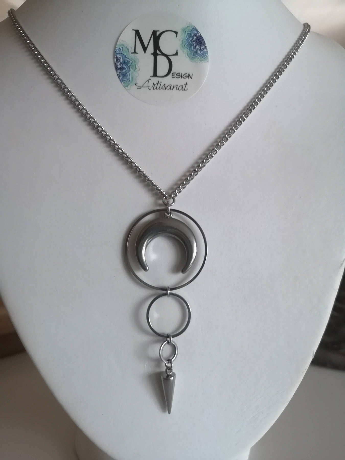 Magnifique collier long, fait avec 1 breloque lune et un trio de cercles. Collier très versatile et se porte avec beaucoup de style.