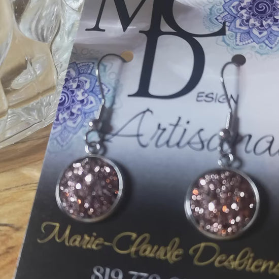 Boucles d'oreilles scintillantes, fait de résine de grandeur 12mm en acier inoxydable, donc hypoallergéniques. Elles sont disponible en deux format : clous d'oreilles et version boucles pendantes. Allez!!  Brillez !!! 