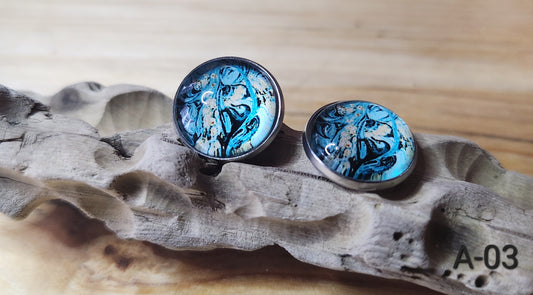 Clous d'oreilles motifs abstraits grandeurs 14mm en acier inoxydable, donc hypoallergéniques.